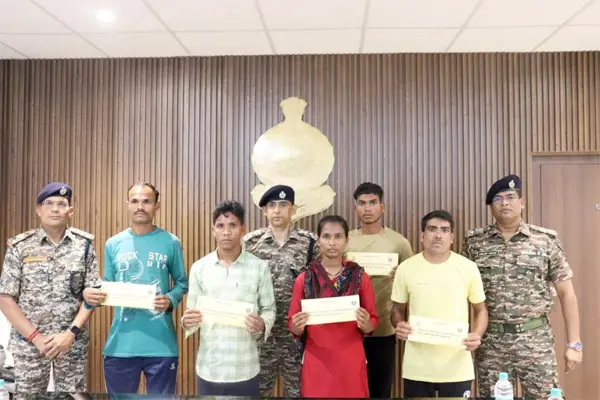 पांच माओवादियों ने पुलिस के समक्ष किया सरेंडर