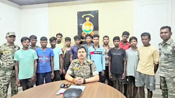 तीन ईनामी सहित 19 नक्सलियों को पुलिस ने किया गिरफ्तार