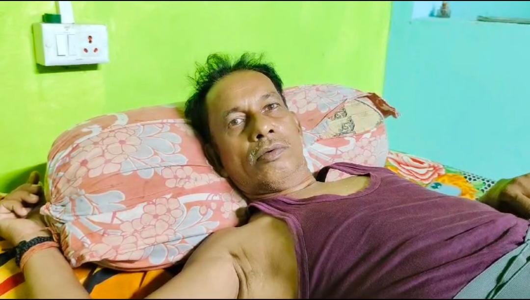 चांपा दशहरा उत्सव के दौरान हुई दुर्घटना में घायल नगरपालिका के वायरमेन के इलाज का खर्च तो दूर, हाल-चाल जानने तक कोई नहीं पहुंचा