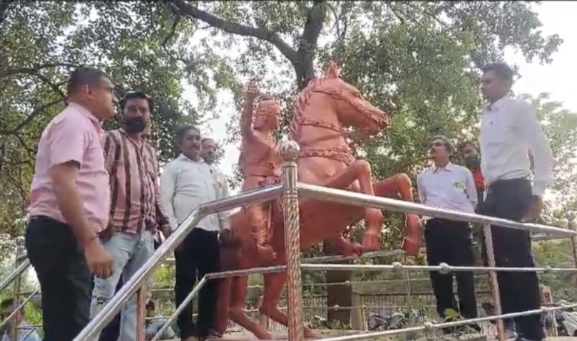 वीरांगना रानी अवंती बाई की प्रतिमा से तलवार चोरी, समाज ने जताया आक्रोश