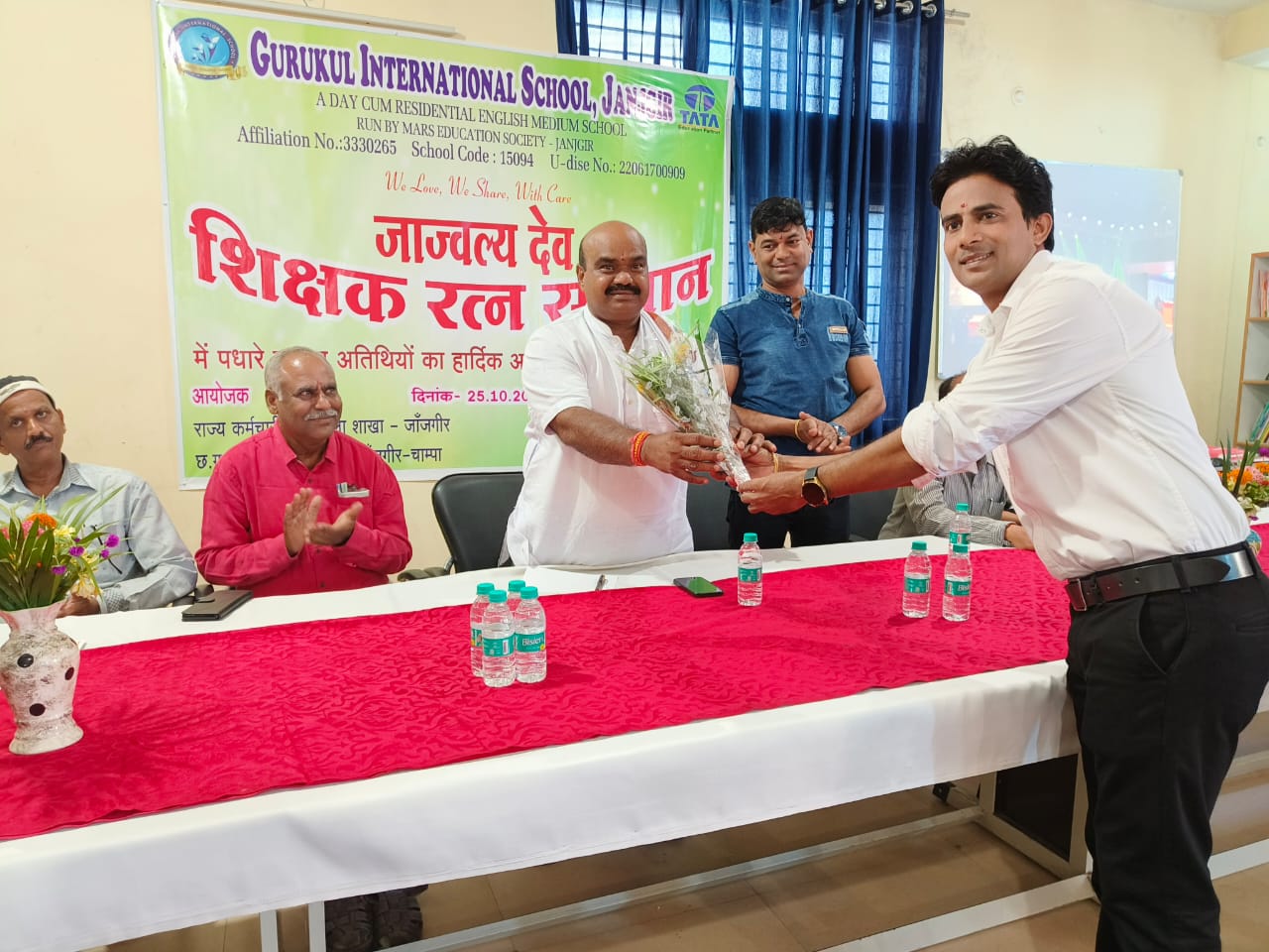 शिक्षक दीपक की तरह है जो खुद जलकर दूसरो को आलोकित करता है  : व्यास कश्यप