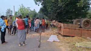 ट्रैक्टर पलटने से ट्राली में सवार तीन लोगों की मौत, आधा दर्जन से अधिक घायल…