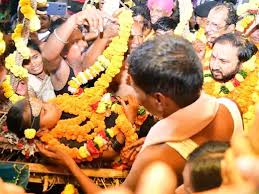 कांटों से बने झूले पर झूलकर काछन देवी ने दी बस्तर दशहरा मनाने की अनुमति