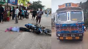 तेज रफ्तार ट्रक ने बाइक सवार को मारी टक्कर, मौके पर हुई मौत, ग्रामीणों ने किया चक्का जाम