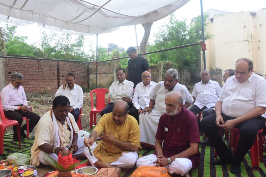 रायपुर बाल आश्रम परिसर में खेल मैदान का भूमिपूजन सम्पन्न, विधायक पुरन्दर मिश्रा ने दिए 11 लाख