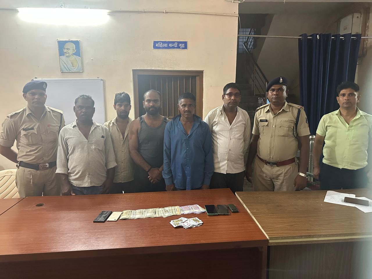जुआ खेलने वाले 05 आरोपियों को पुलिस ने किया गिरफ्तार