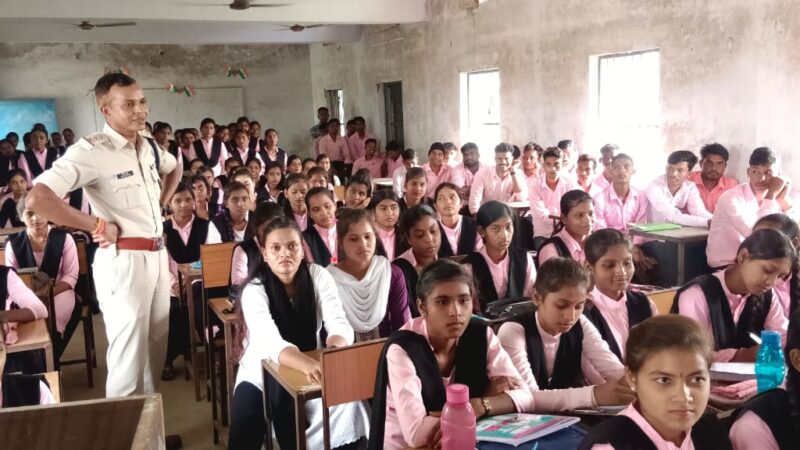 हसौद थाना द्वारा आर. बी . के. एल महाविद्यालय के बच्चों को साइबर फ्राड, यातायात नियम और नशा मुक्ति के सम्बन्ध मे जानकारी देकर जागरूक किया गया