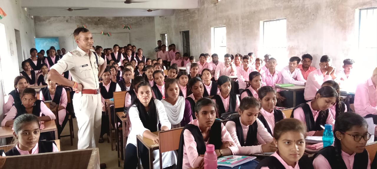 हसौद थाना द्वारा आर. बी . के. एल महाविद्यालय के बच्चों को साइबर फ्राड, यातायात नियम और नशा मुक्ति के सम्बन्ध मे जानकारी देकर जागरूक किया गया