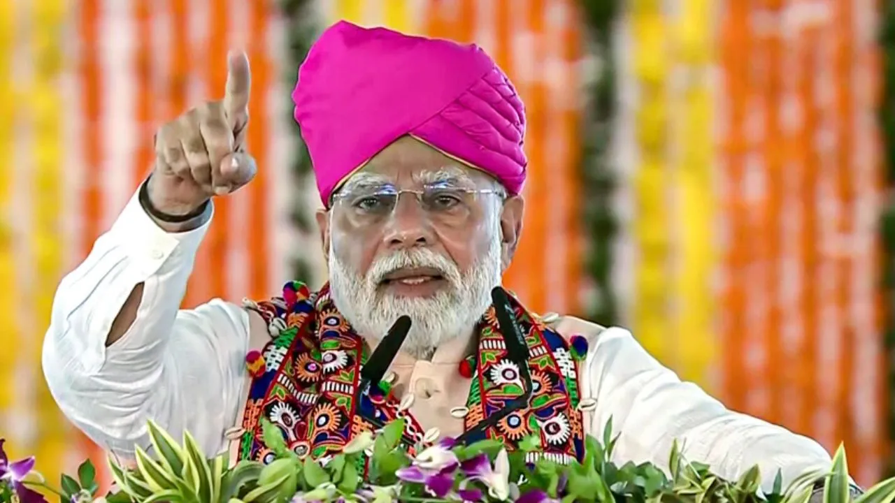 PM मोदी विपक्ष पर जोरदार प्रहार, बोले- कांग्रेस को शहरी नक्सलियों का गैंग चला रहा