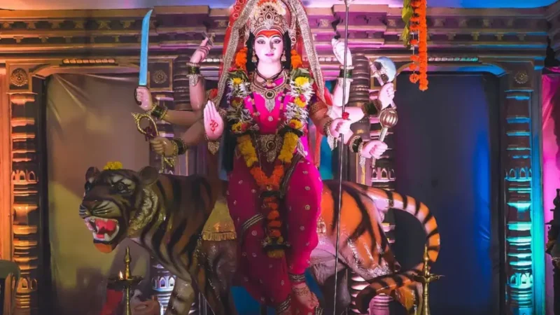 शारदीय नवरात्रि में माता दुर्गा का इस विधि से करें 16 शृंगार, मिलेगा मनवांछित फल