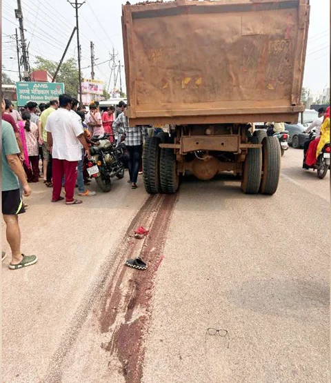 मुरुम से भरे हाइवा की चपेट में आने से स्कूटी सवार युवती की मौके पर हुई मौत