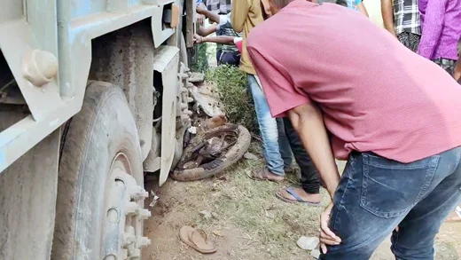 तेज रफ्तार हाईवा ने बाइक को मारी टक्‍कर, एक ही परिवार के तीन लोगों की मौत