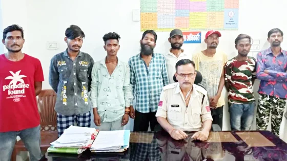 पेट्रोलिंग टीम ने अशांति फैलाने वाले आठ गुंडे-बदमाशों को किया गिरफ्तार