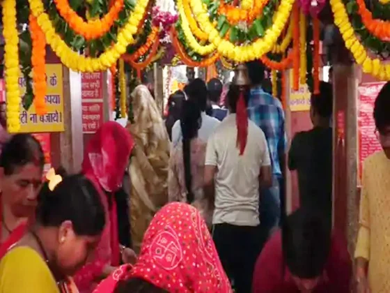 शक्तिपीठों और देवी मंदिरों में सुबह से लगी भक्तों की लंबी कतार