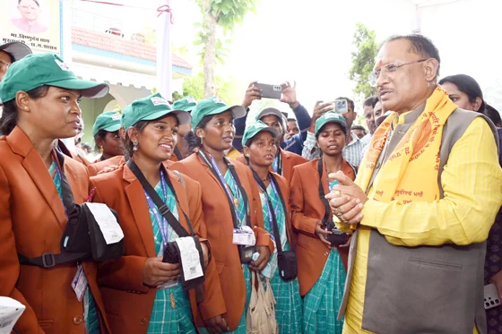 मुख्यमंत्री विष्णु देव साय ने बिजली सखियों को वितरित किए बिजली किट