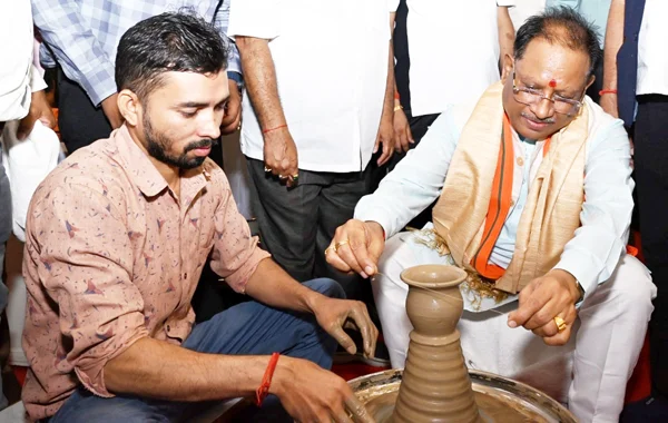 मुख्यमंत्री विष्णु देव साय ने चाक पर दिखाई कलाकारी, बनाई मिट्टी की कटोरी