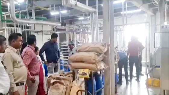 गाया ब्रांड की फैक्ट्री पर खाद्य विभाग का छापा, पनीर और पेड़ा के सैंपल जब्त