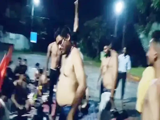 पं. रविशंकर शुक्ल विवि में आधीरात छात्रों का अर्धनग्न प्रदर्शन