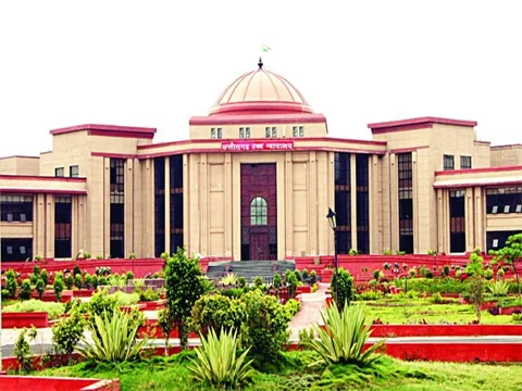 रिटायरमेंट के डेढ़ साल पहले अधिकारी का नक्सल क्षेत्र में ट्रांसफर, हाई कोर्ट ने आदेश पर लगाई रोक…