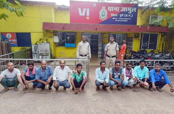 100 से ज्यादा ऑक्सीजन सिलेंडर चोरी करने वाले 10 आरोपियों को पुलिस ने किया गिरफ्तार