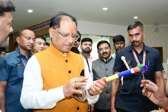 मुख्यमंत्री विष्णु देव साय ने किया प्रथम छत्तीसगढ़ हरित शिखर सम्मेलन का शुभारंभ, पारंपरिक हर्बल उत्पादों और लोक कला का किया अवलोकन