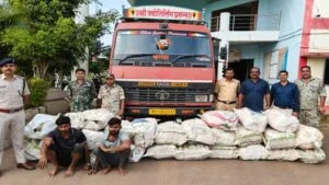 ट्रक में तेल के कंटेनर के बीच छिपाकर ओडिशा से ला रहे थे 80 लाख का गांजा, पुलिस ने 2 अंतरराज्यीय तस्करों को किया गिरफ़्तार