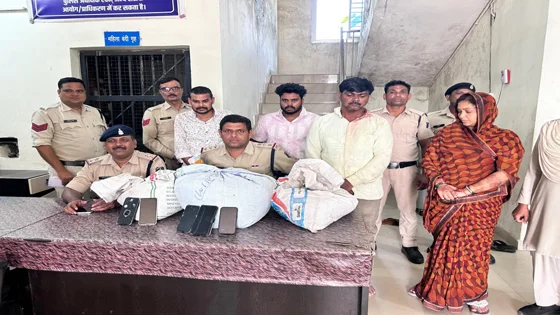 पुलिस से बचने भाग रहे तस्करों की कार पलटी, महिला समेत चार गिरफ्तार