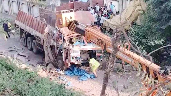 फ्लाईओवर से 30 फीट नीचे गिरा ट्रक, चालक की मौत, दो गंभीर