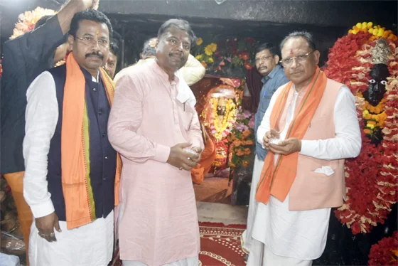 मुख्यमंत्री विष्णु देव साय ने मां दंतेश्वरी की पूजा-अर्चना कर प्रदेशवासियों की खुशहाली की कामना की