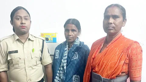 ऑटो में सवारी बनकर महिलाओं के पर्स और गहने को टारगेट करने वाली 2 महिलाओं को पुलिस ने किया गिरफ्तार