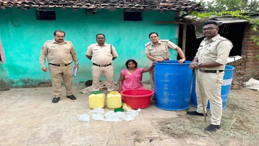 बड़ी मात्रा में महुआ शराब का जखीरा बरामद, तीन तस्कर गिरफ्तार