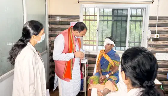 मोतियाबिंद के गलत ऑपरेशन से 10 आदिवासी बुजुर्गों को बंद हो गया दिखना, डॉक्टर सस्पेंड