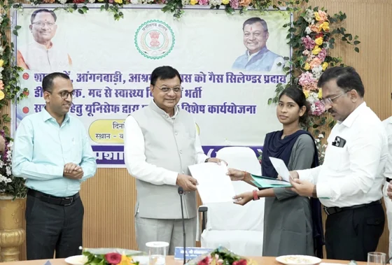 मंत्री लखन लाल देवांगन ने स्वास्थ्य कर्मियों एवं अतिथि शिक्षकों को प्रदान किया नियुक्ति पत्र