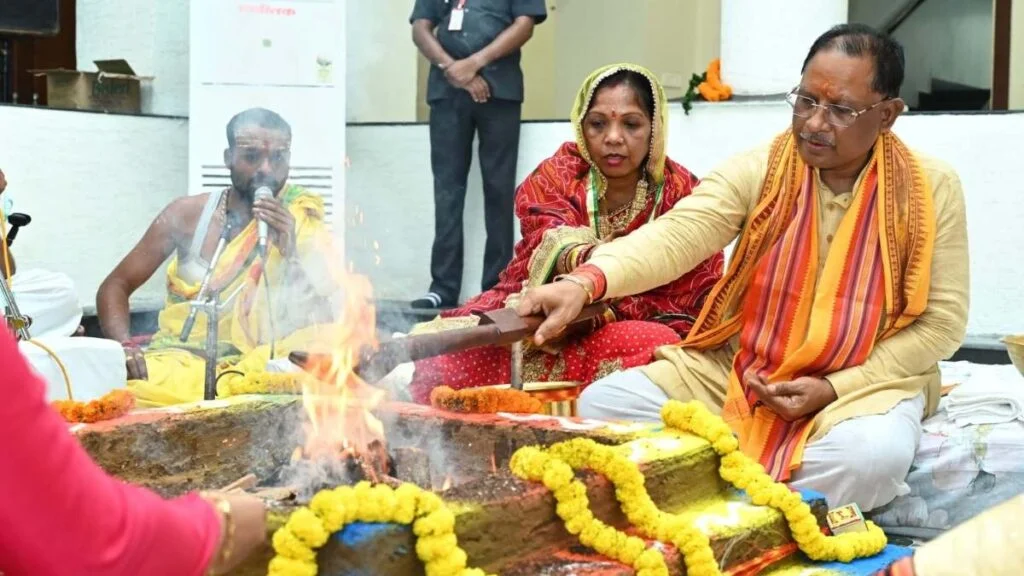 नवा रायपुर में बने नए मुख्यमंत्री निवास में विष्णुदेव साय ने किया गृह प्रवेश, कहा- यह प्रदेश के 3 करोड़ लोगों का निवास है