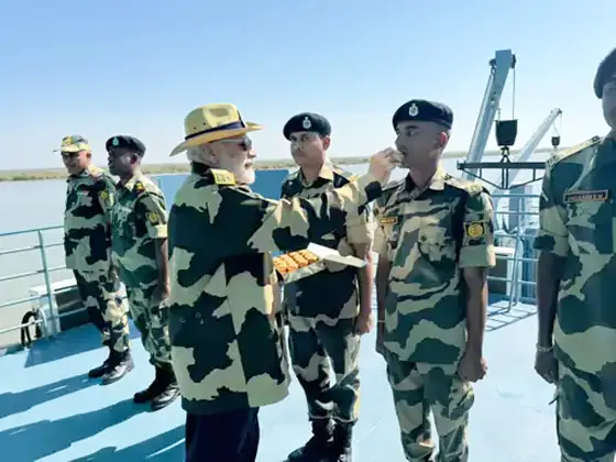 प्रधानमंत्री मोदी ने जवानों के साथ कच्छ में मनाई दिवाली, खास अंदाज में आए नजर
