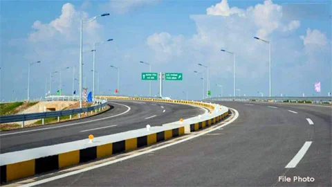 जमीन मालिकों को देना था 300 करोड़ मुआवजा, अफसरों ने बनाया 342 करोड़ का मुआवजा, तहसीलदार और 3 पटवारी निलंबित