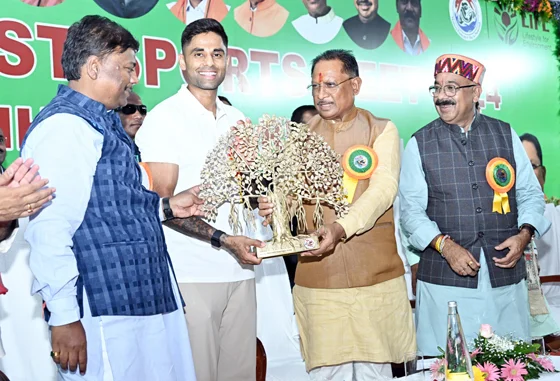 मुख्यमंत्री ने भारतीय T20 क्रिकेट टीम के कप्तान सूर्य कुमार यादव का किया सम्मान