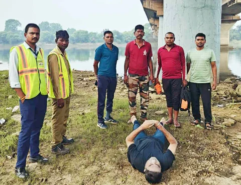 शख्स ने शिवनाथ नदी में कूदकर दी जान, सुसाइड नोट में लिखा- हल्दीराम के साहब और एसएस फूड के मालिक की वजह से कर रहा यह काम…