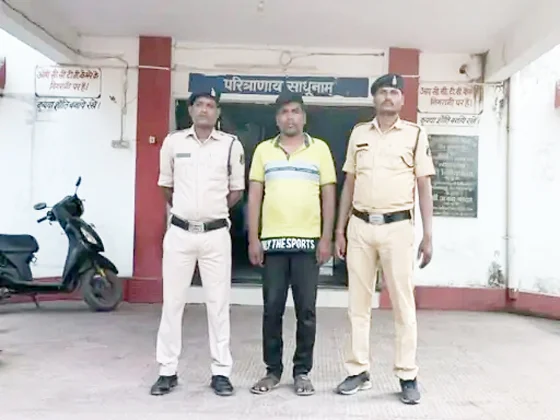कलेक्टर बनकर ठग ने मांगा कमीशन:सरपंच से बोला- 10 लाख स्वीकृत, 1 लाख लेकर आओ; पुलिस ने बिलासपुर से दबोचा