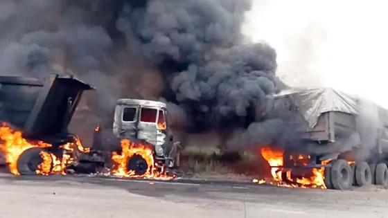 दो ट्रकों में भिड़त के बाद लगी आग