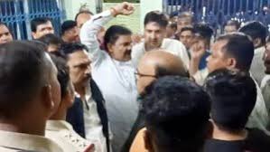 भाजपा जनप्रतिनिधियों और पुलिसकर्मियों के बीच झूमाझटकी, तीन पुलिसकर्मी निलंबित…