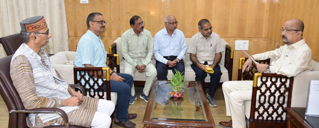 राज्यपाल डेका से छत्तीसगढ़ सरस्वती शिक्षा संस्थान के सचिव  सक्सेना ने सौजन्य मुलाकात की