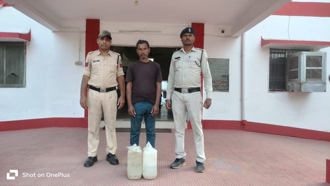 10 लीटर अवैध कच्ची महुआ शराब के साथ आरोपी गिरफ्तार