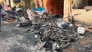 राजधानी में रात के अंधेरे में शरारती तत्वों ने आठ गाड़ियों को किया आग के हवाले