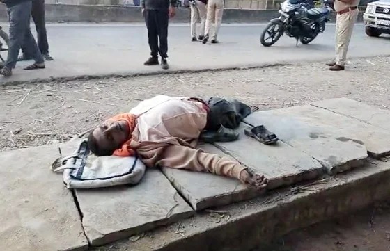 स्कूल के सामने मिली लाश, जांच में जुटी पुलिस