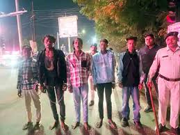 पुलिस ने सरेआम गुंडई करने वालो का निकला जुलूस