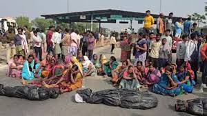 सड़क हादसे पर फूटा लोगों का गुस्सा, तीन युवकों की गई जान, शव हाईवे पर रखकर प्रदर्शन