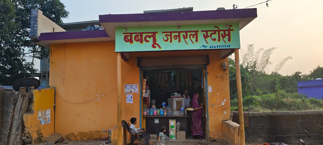 किराना दुकान में लगे सीसीटीवी एवं नगद व सामान समेत एक लाख की चोरी