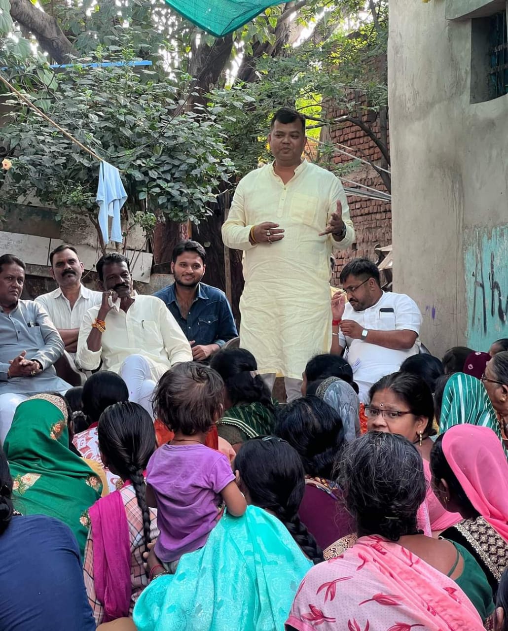 रायपुर दक्षिण उप चुनाव में विधायक संदीप साहू का धुआंधार जनसंपर्क प्रत्याशी आकाश शर्मा के पक्ष में मांग रहे हैं वोट