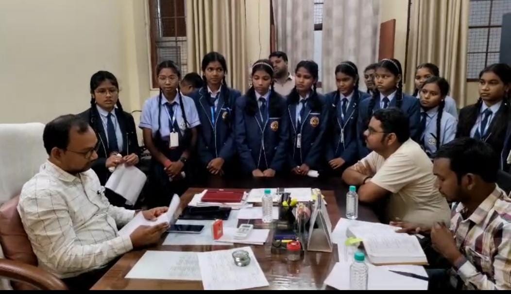 स्थानांतरण हुए शिक्षकों को यथावत रखने कि मांग को लेकर छात्राओं ने कलेक्टर व जिला शिक्षा अधिकारी को सौपा ज्ञापन